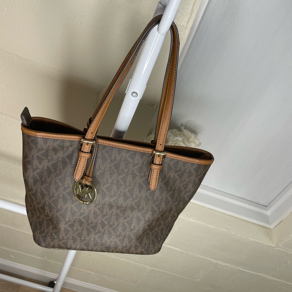 Michael Kors Jet Set Medium Monogram Tote - Picture 14 of 15